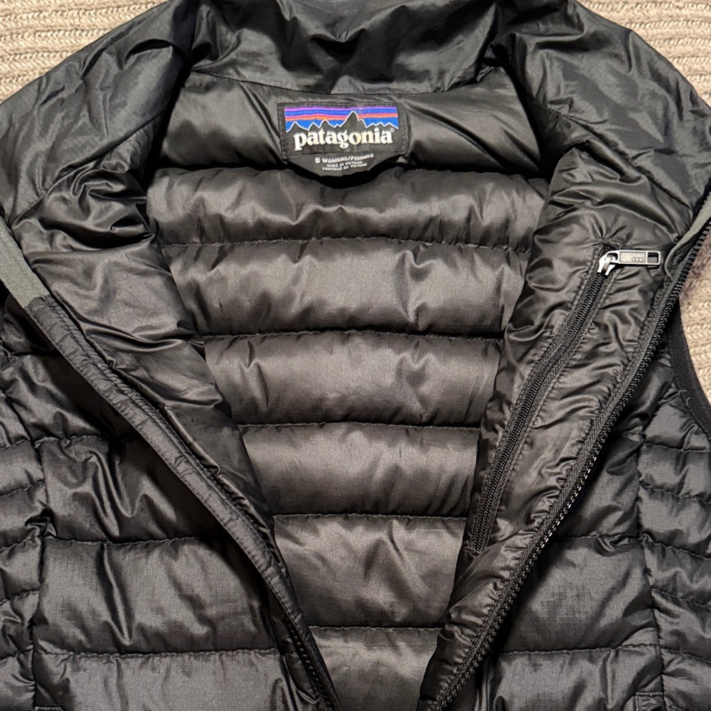 Patagonia Women's Dark Quilted Puff Vest- SIZE SMALL! - Picture 3 of 6